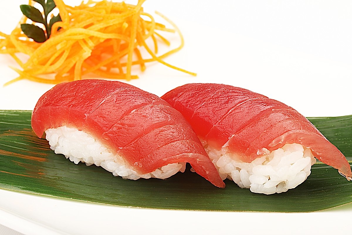 Японская кухня рулет из риса и тунца. Нигири с тунцом. Тунец Магуро рыба. Суши с тунцом. Нигири суши.
